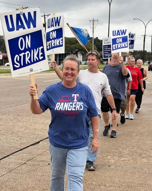 Los miembros del UAW hacen un piquete después de salir de la planta de ensamblaje de GM en Arlington el martes 24 de octubre de 2023. Un voto 